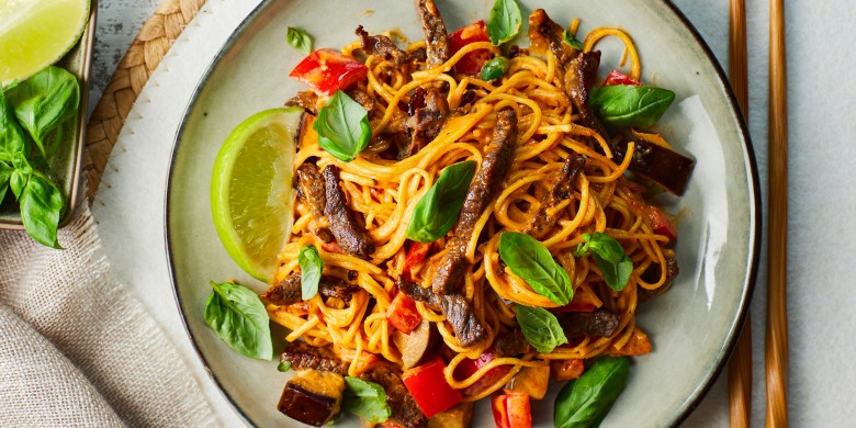Currynoedels met biefstuk en aubergine 