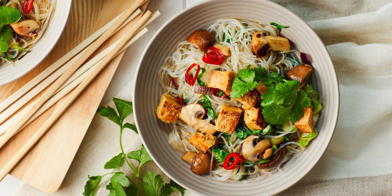 Noedels met crispy tofu en Chinese kool 