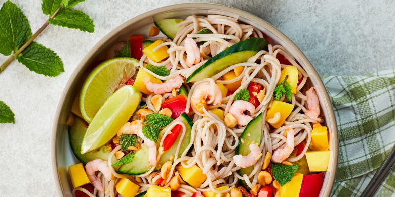 Noedelsalade met garnalen en mango 