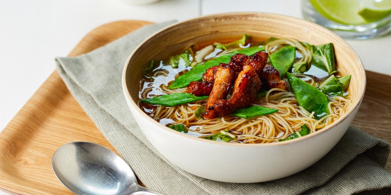Pho met knapperige spekreepjes en paksoi 