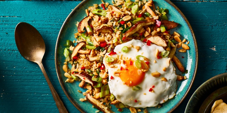 Gebakken rijst met bosui, shiitake en pinda 