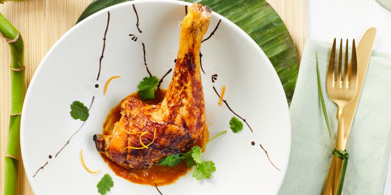 Pekingkip met kruidige wortelsaus  