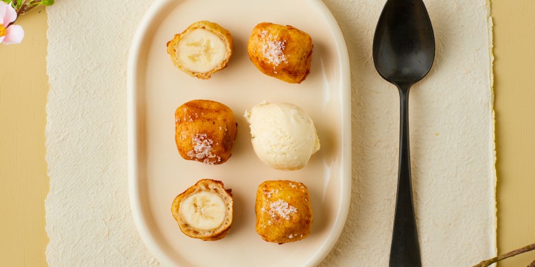 Gefrituurde bananenkussentjes met roomijs 