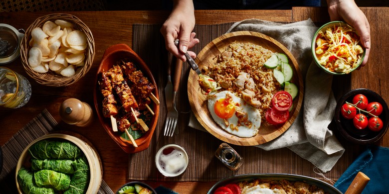 Vega-saté met gebakken uitjes en sesam 