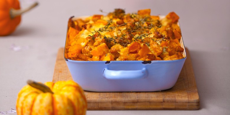 Aardappelschotel met kip, pompoen en wortel