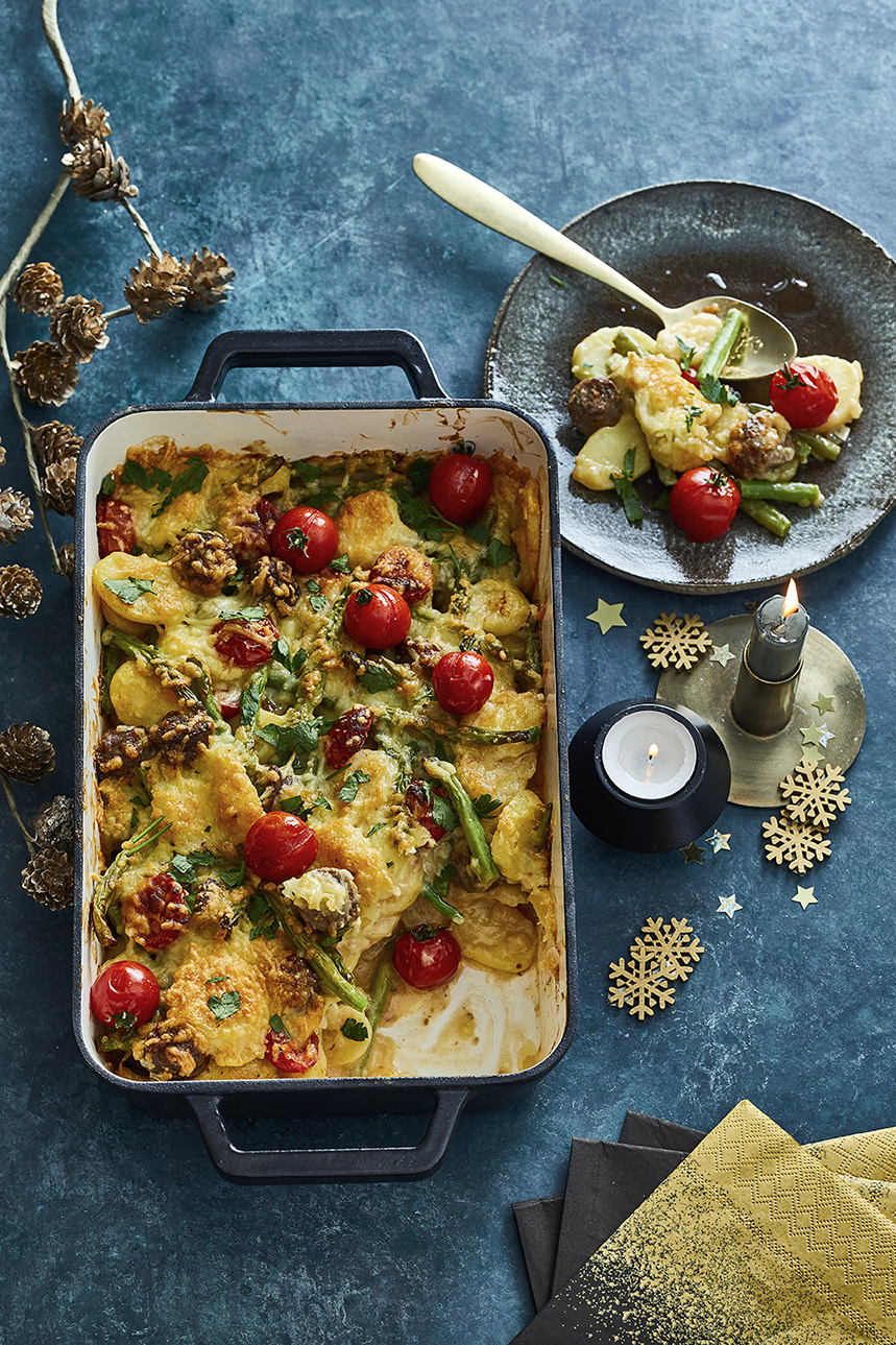 Aardappelschotel met sperzieboontjes en braadworst