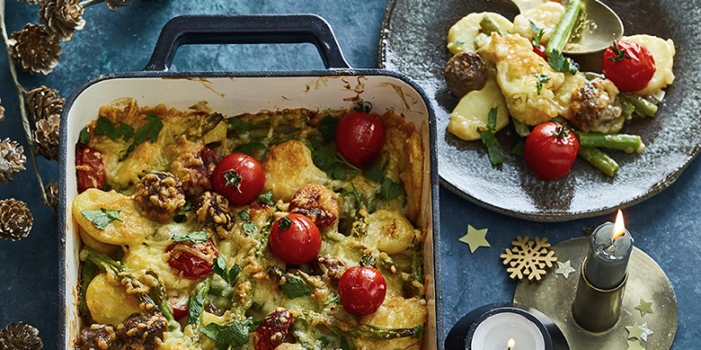 Aardappelschotel met sperzieboontjes en braadworst