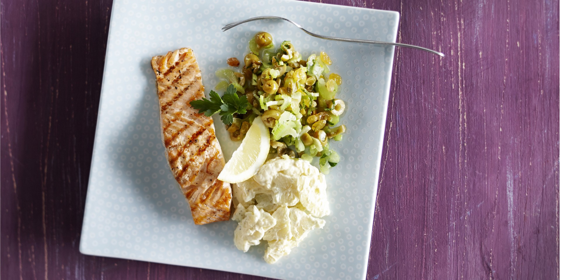 Geroosterde zalm met olijven-selderijsalsa