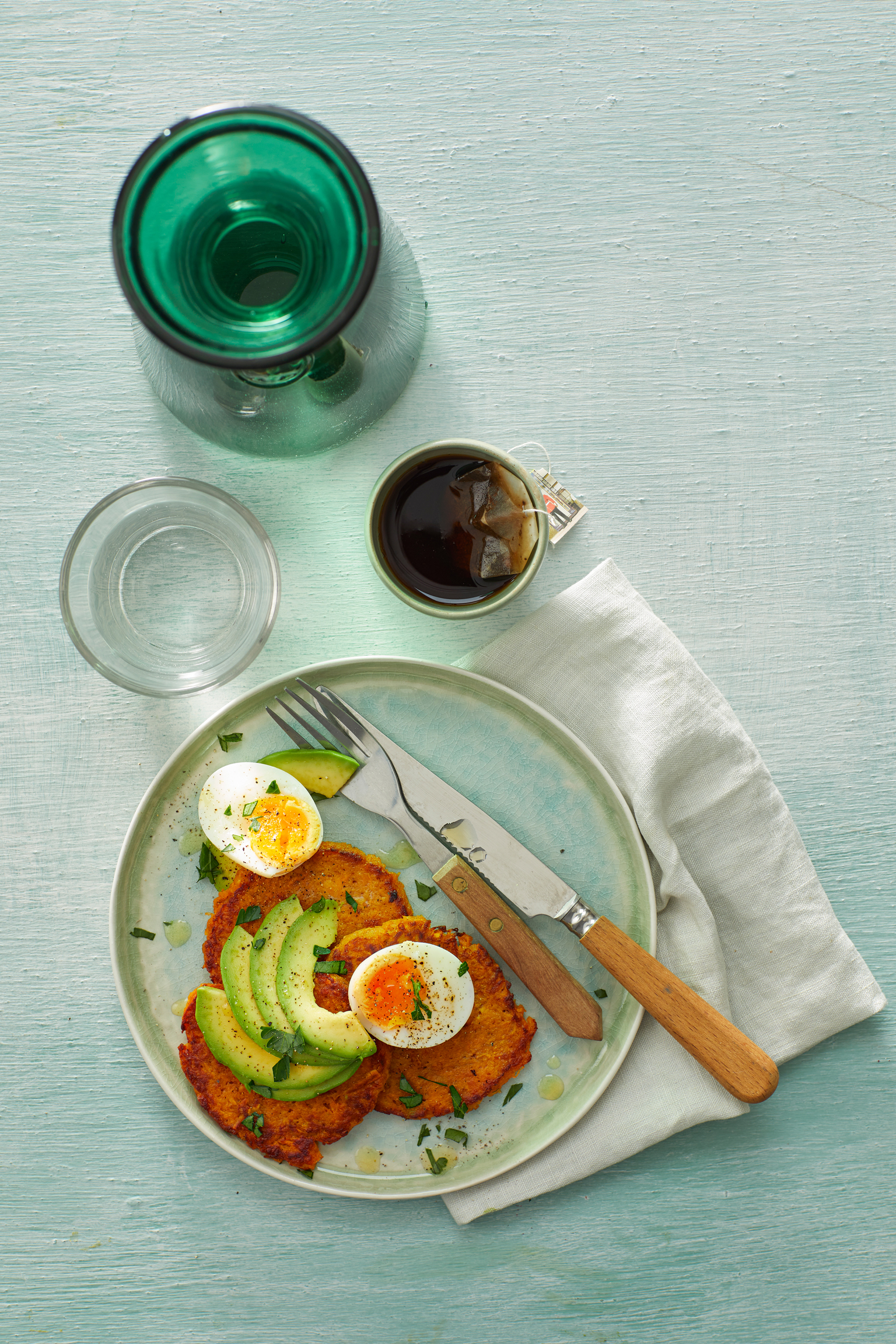 Hash browns van zoete aardappel met avocado en ei