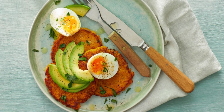 Hash browns van zoete aardappel met avocado en ei 