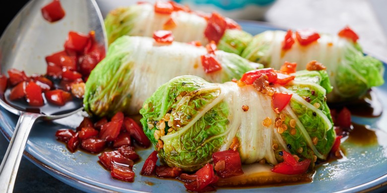 Rolletjes van Chinese kool met ketjapsaus 