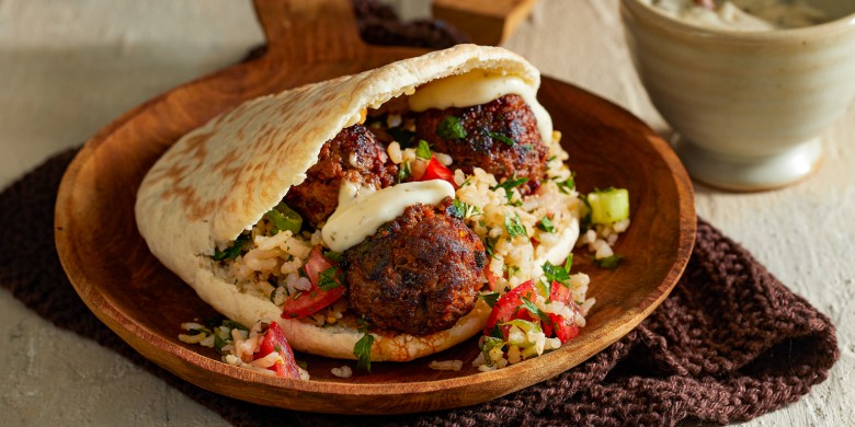 Pitabroodjes met gehaktballetjes en zilvervlies-tabouleh 