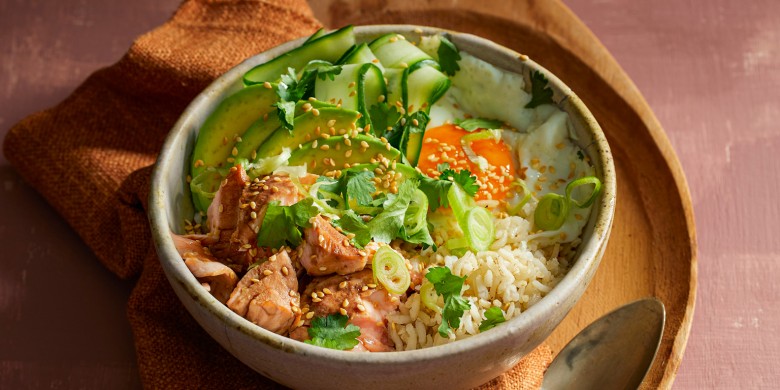 Zilvervliesrijst-bowl met gepocheerde zalm en avocado 