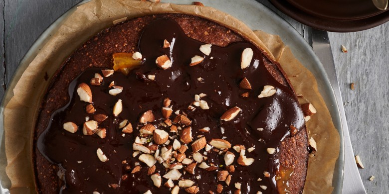 Chocolade-amandeltaart met sinaasappelglazuur 