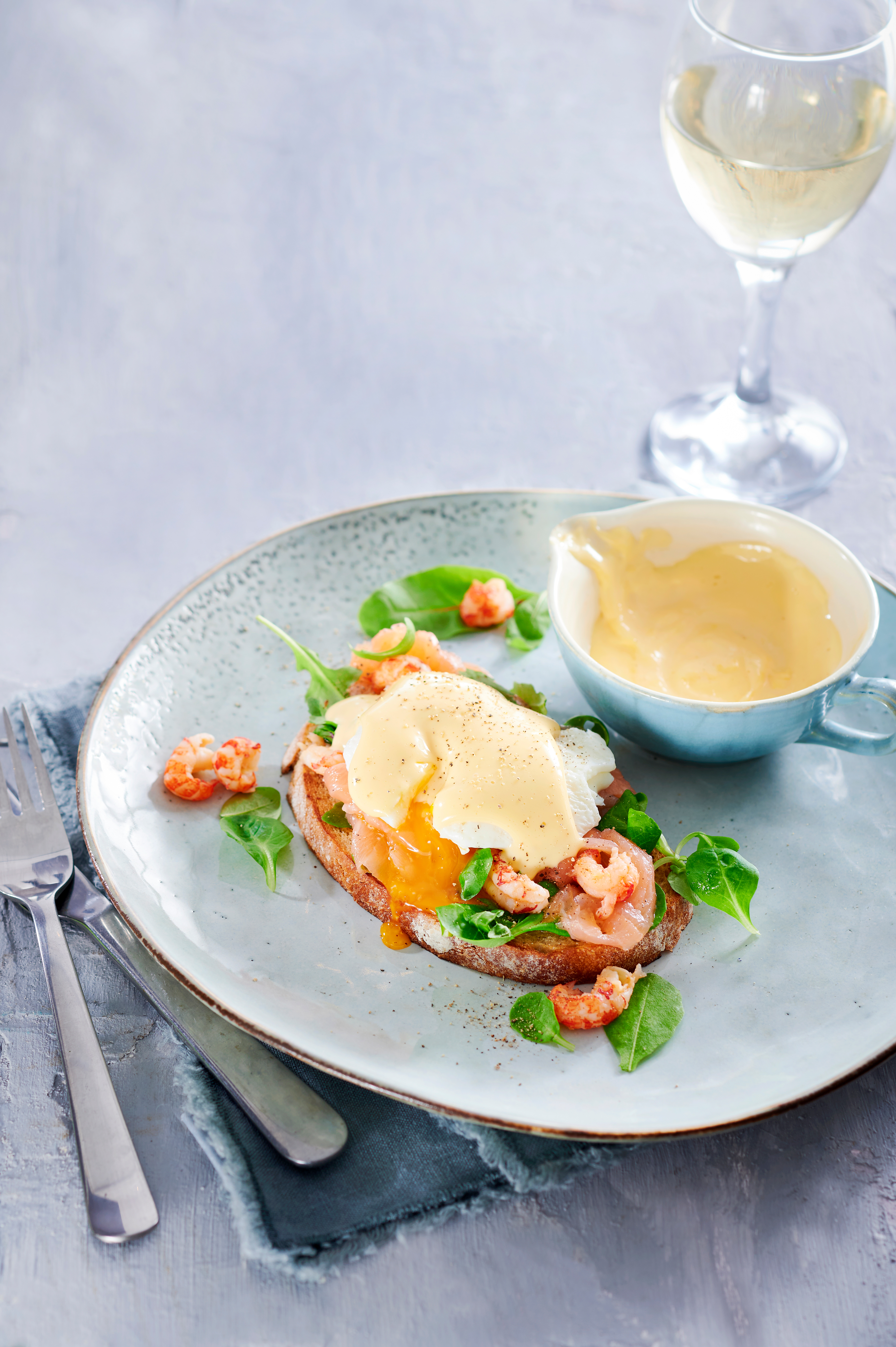 Gepocheerd ei hollandaise met zalm en rivierkreeftjes