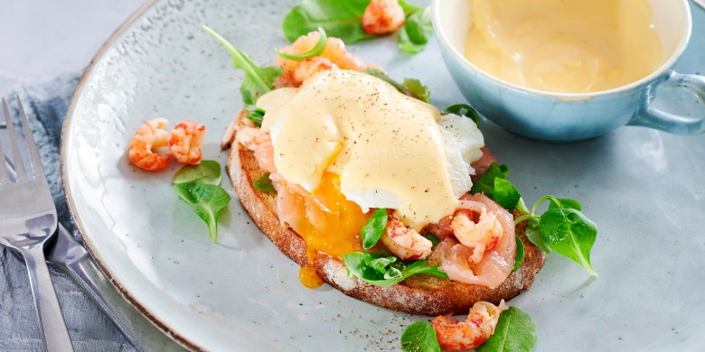 Gepocheerd ei hollandaise met zalm en rivierkreeftjes