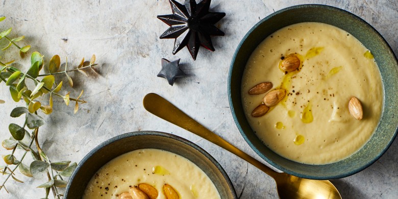 Bloemkool-pastinaaksoep met amandel