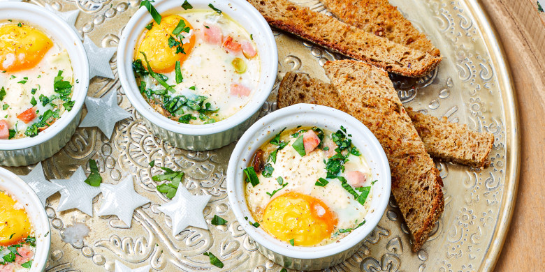 Oeufs en cocotte met champignons en spekjes