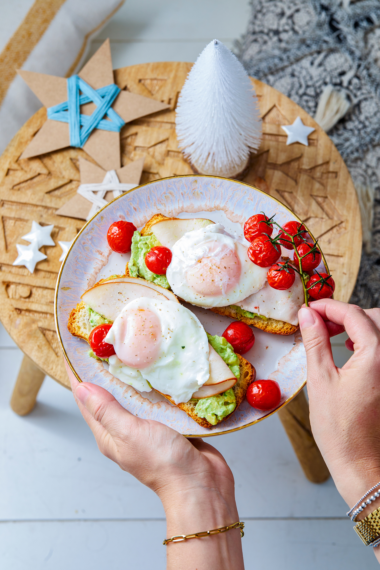 Smashed avocado met gepocheerd ei, kip en tomaatjes