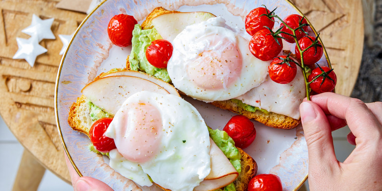 Smashed avocado met gepocheerd ei, kip en tomaatjes
