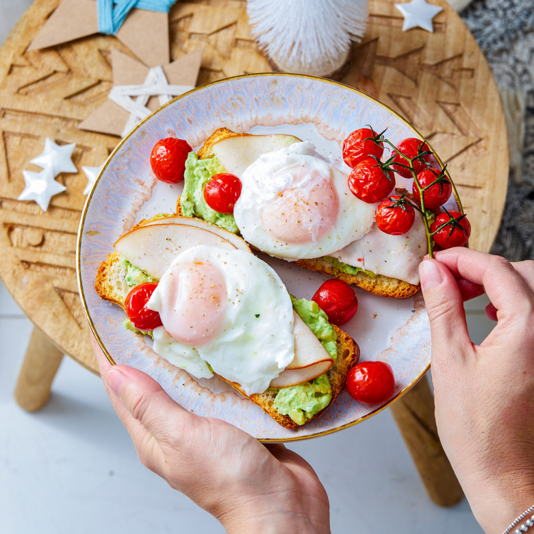 Smashed avocado met gepocheerd ei, kip en tomaatjes