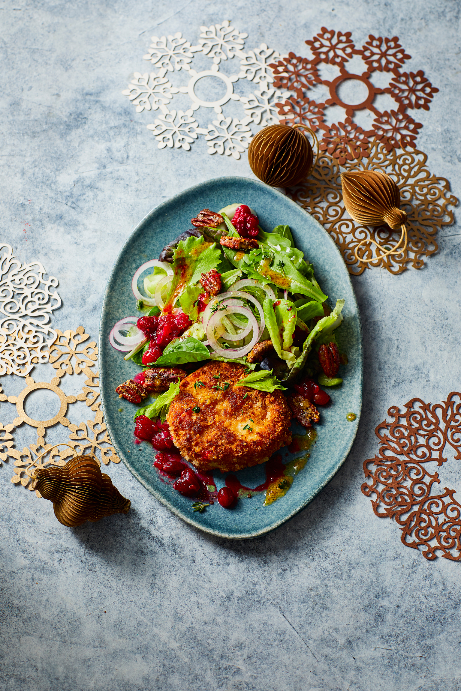 Salade met warme geitenkaas, gekaramelliseerde pecannoten en cranberrychutney