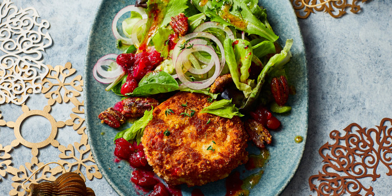 Salade met warme geitenkaas, gekaramelliseerde pecannoten en cranberrychutney