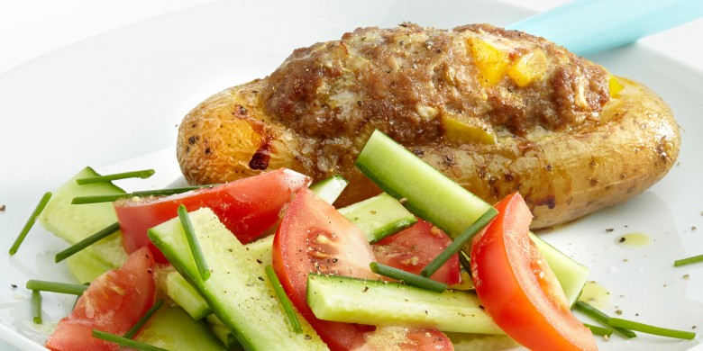 Gevulde aardappel met gehakt en salade