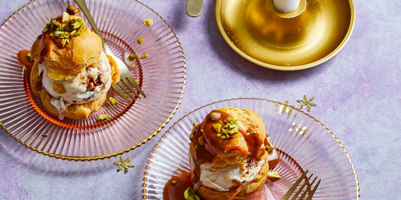 Soezen met ijs, pistache en mokkasaus