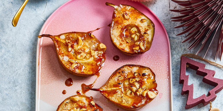 Gebakken peren met hazelnoten en honing