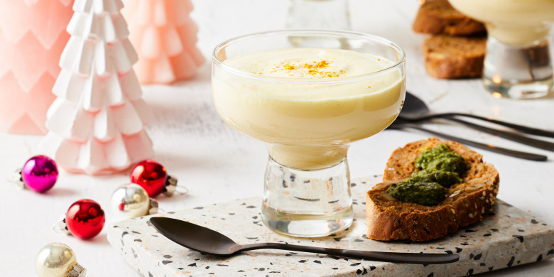 Knolselderijcappuccino met notenbrood en pesto