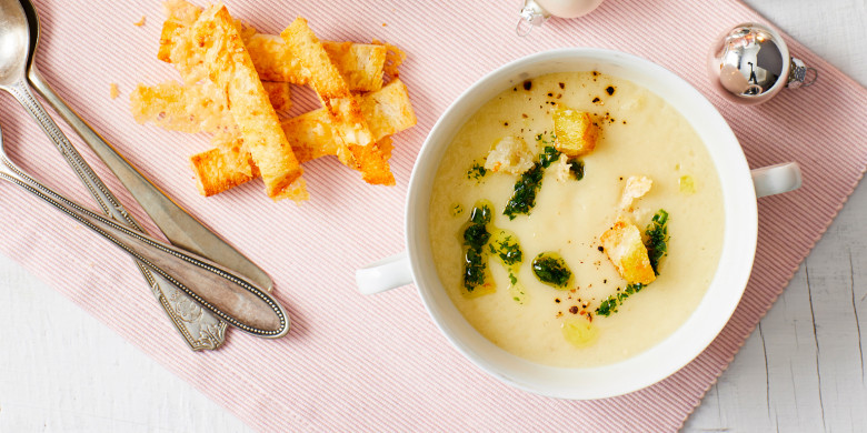 Knolselderijsoep met kaascroutons en kruidenolie