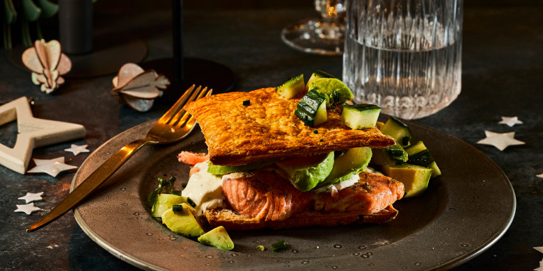 Zalmtompouce met avocado en kappertjescrème