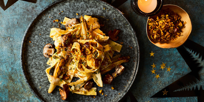 Pappardelle met kastanjechampignons, witlof en pistache-kruidentopping