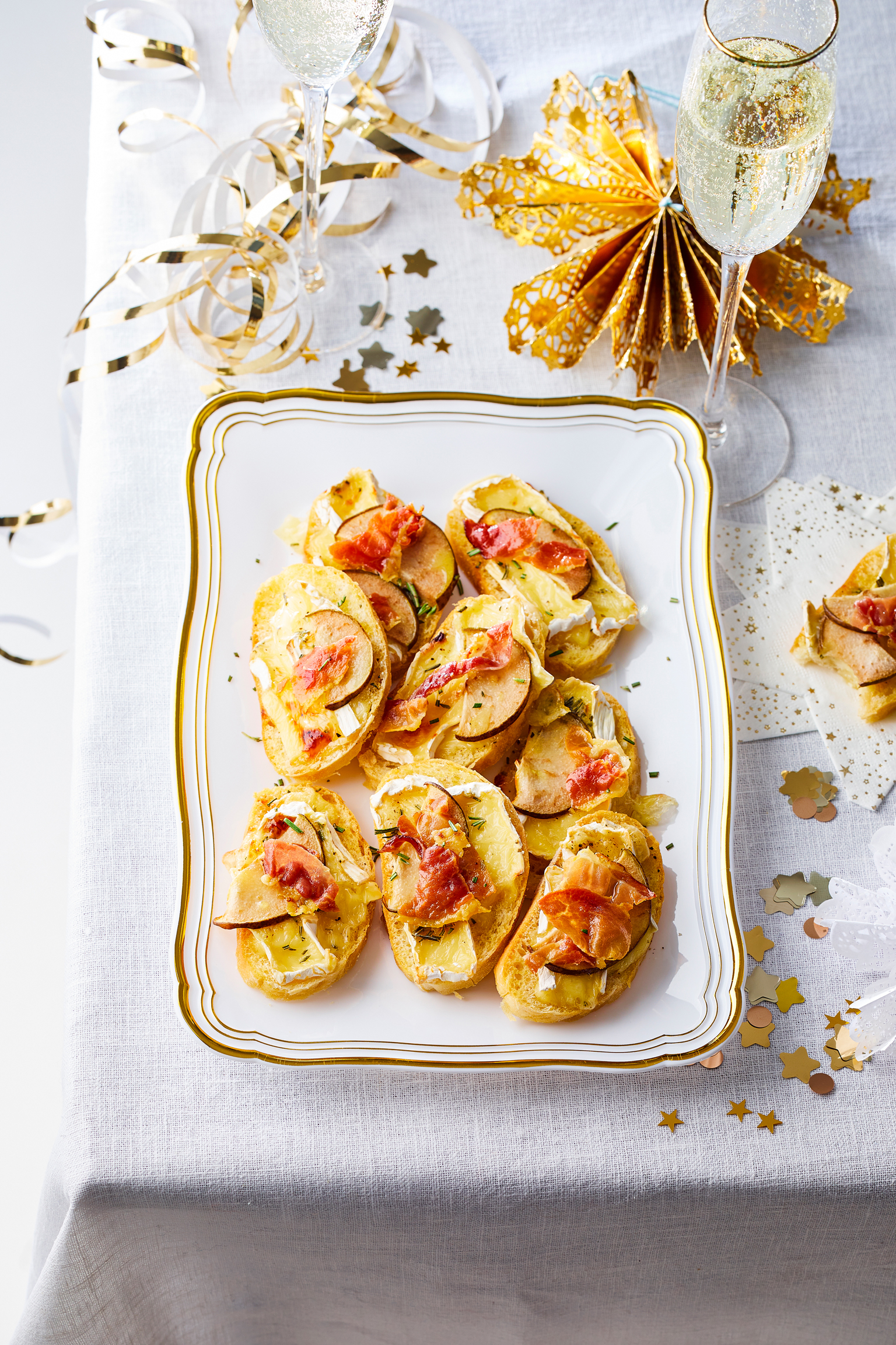 Camembert-crostini met peer en pancetta