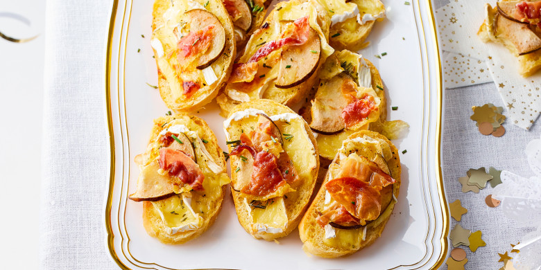Camembert-crostini met peer en pancetta