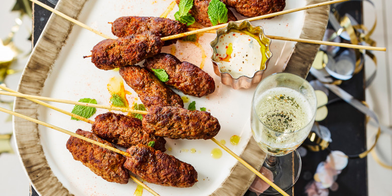 Mini-kebab met frisse yoghurtsaus