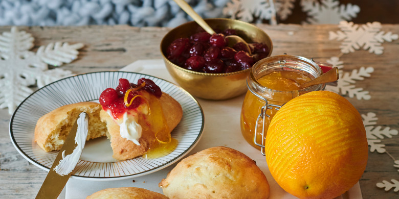 Scones met cranberry-sinaasappeljam