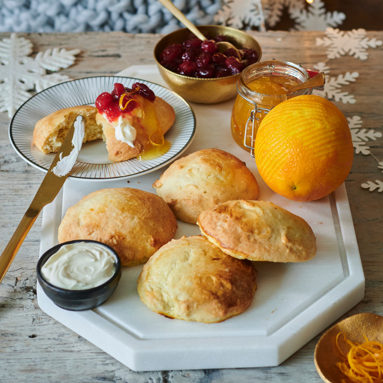 Scones met cranberry-sinaasappeljam