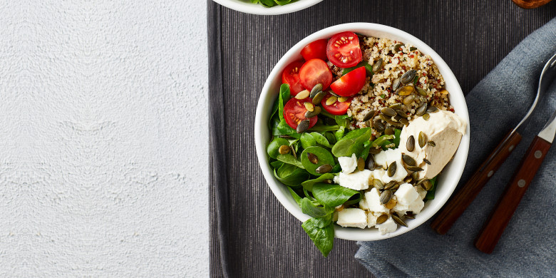 Quinoa-bowl met hummus en pompoenpitten