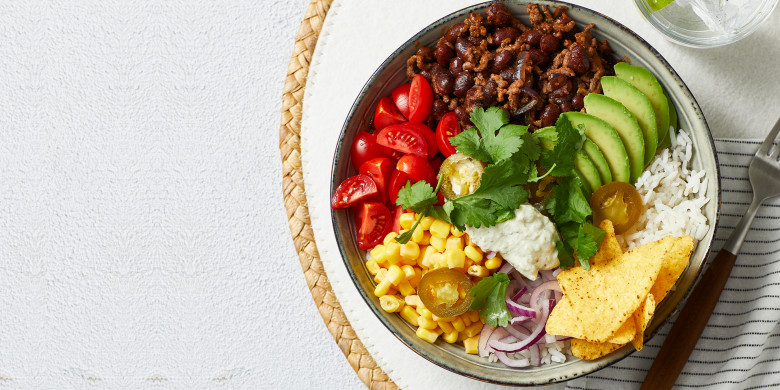 Burrito-bowl met gehakt en avocado