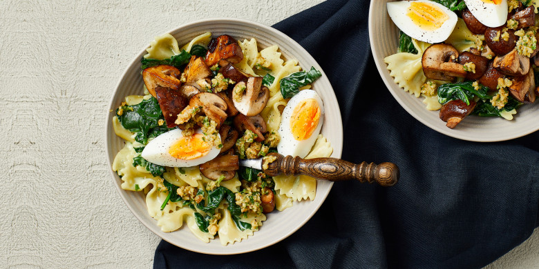 Pastabowl met paddenstoelen en walnotencrumble
