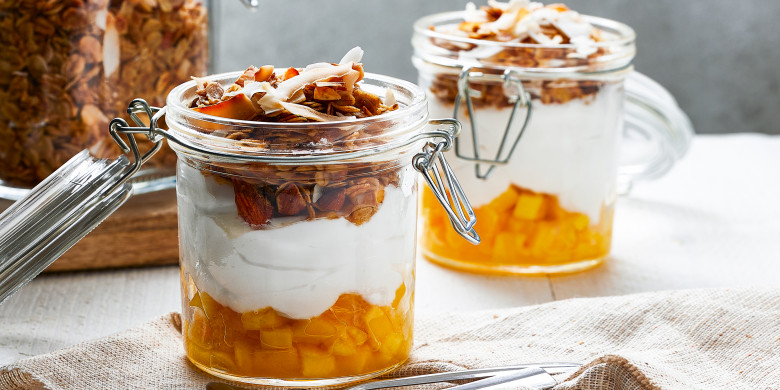 Kokosontbijt met mango en granola 