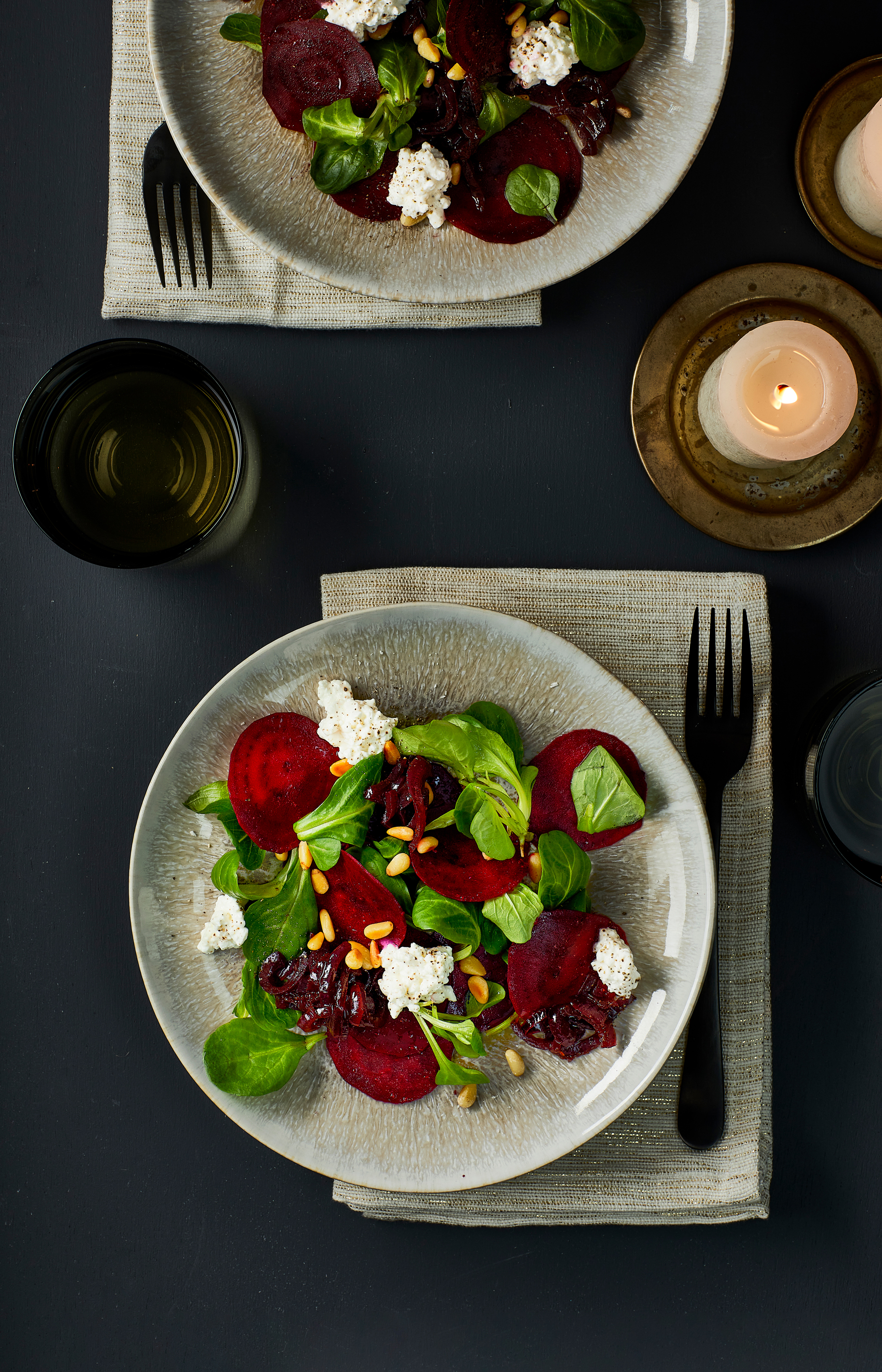 Salade van geschaafde bietjes met uiencompote