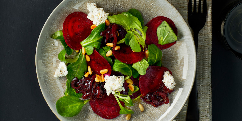 Salade van geschaafde bietjes met uiencompote 