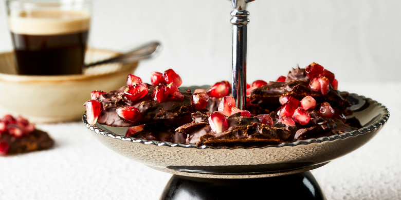 Bonbon van pure chocolade en granaatappel 