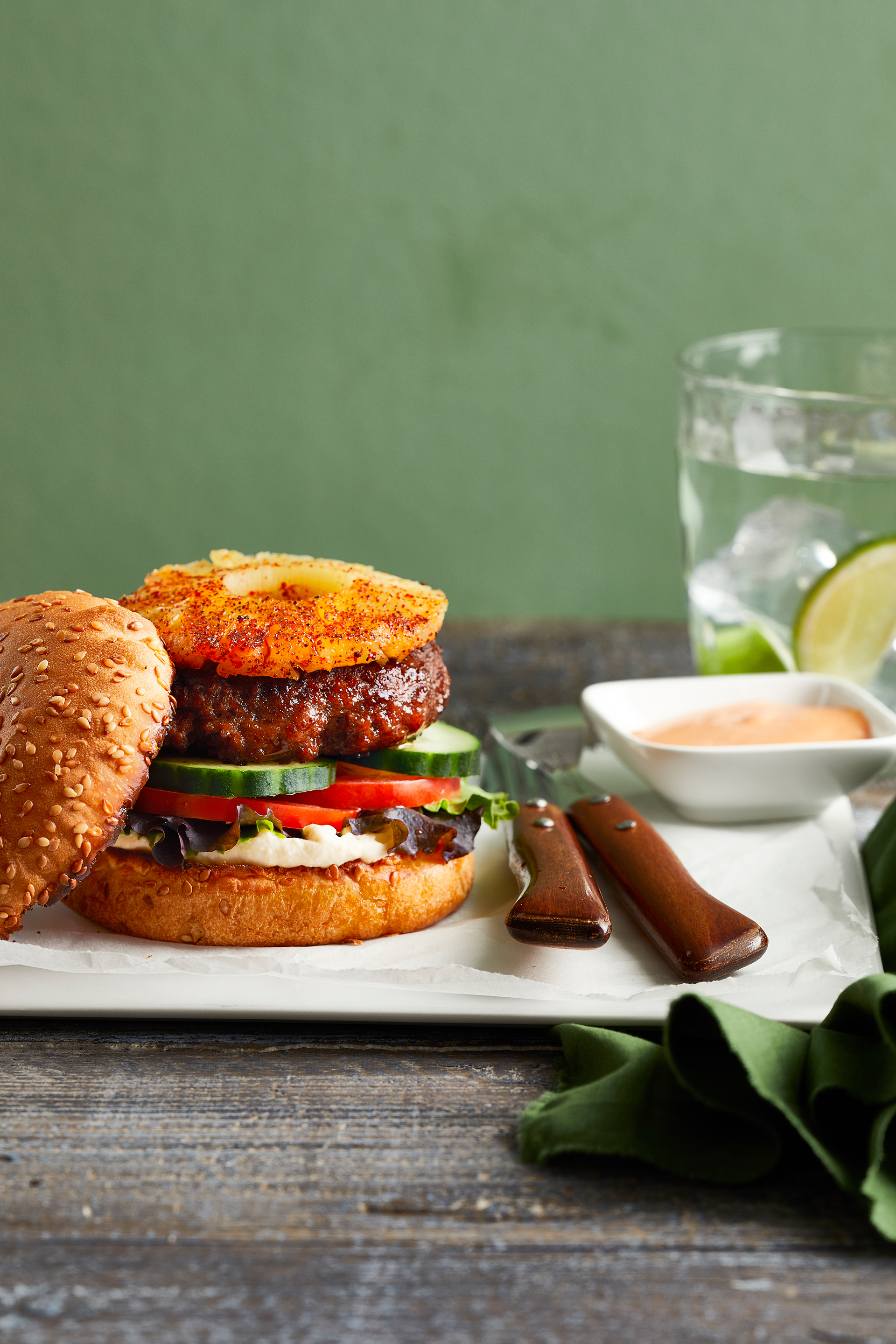 Vegaburger met geroosterde ananas en chili-mayo