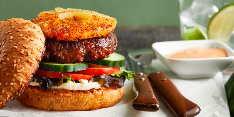 Vegaburger met geroosterde ananas en chili-mayo 