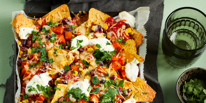 Gegratineerde tortillachips met zoete aardappel, mais en bonen 