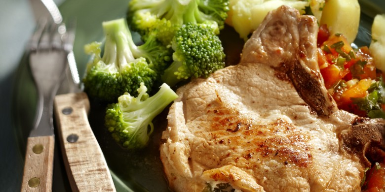 Gevulde ribkarbonade met tomatenjus